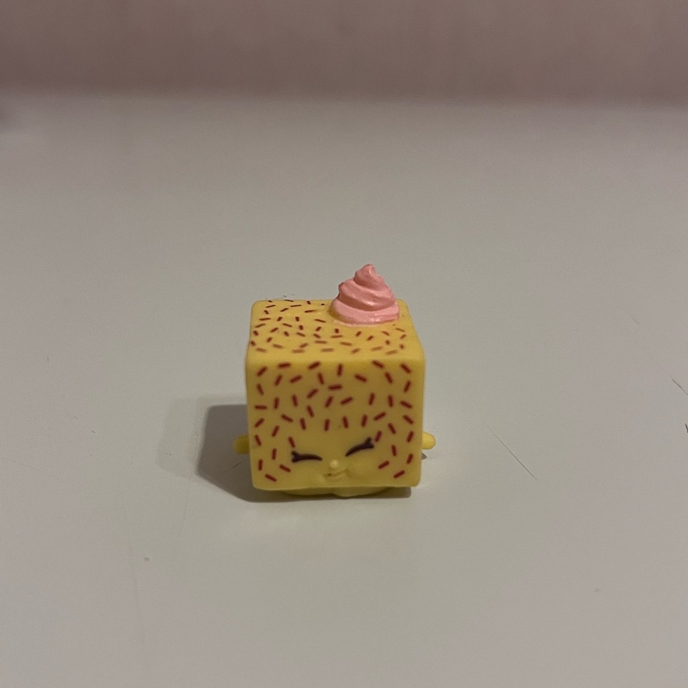 Shopkins Season 4 Lammy Lamington - Yellow & Pink Bakery Team